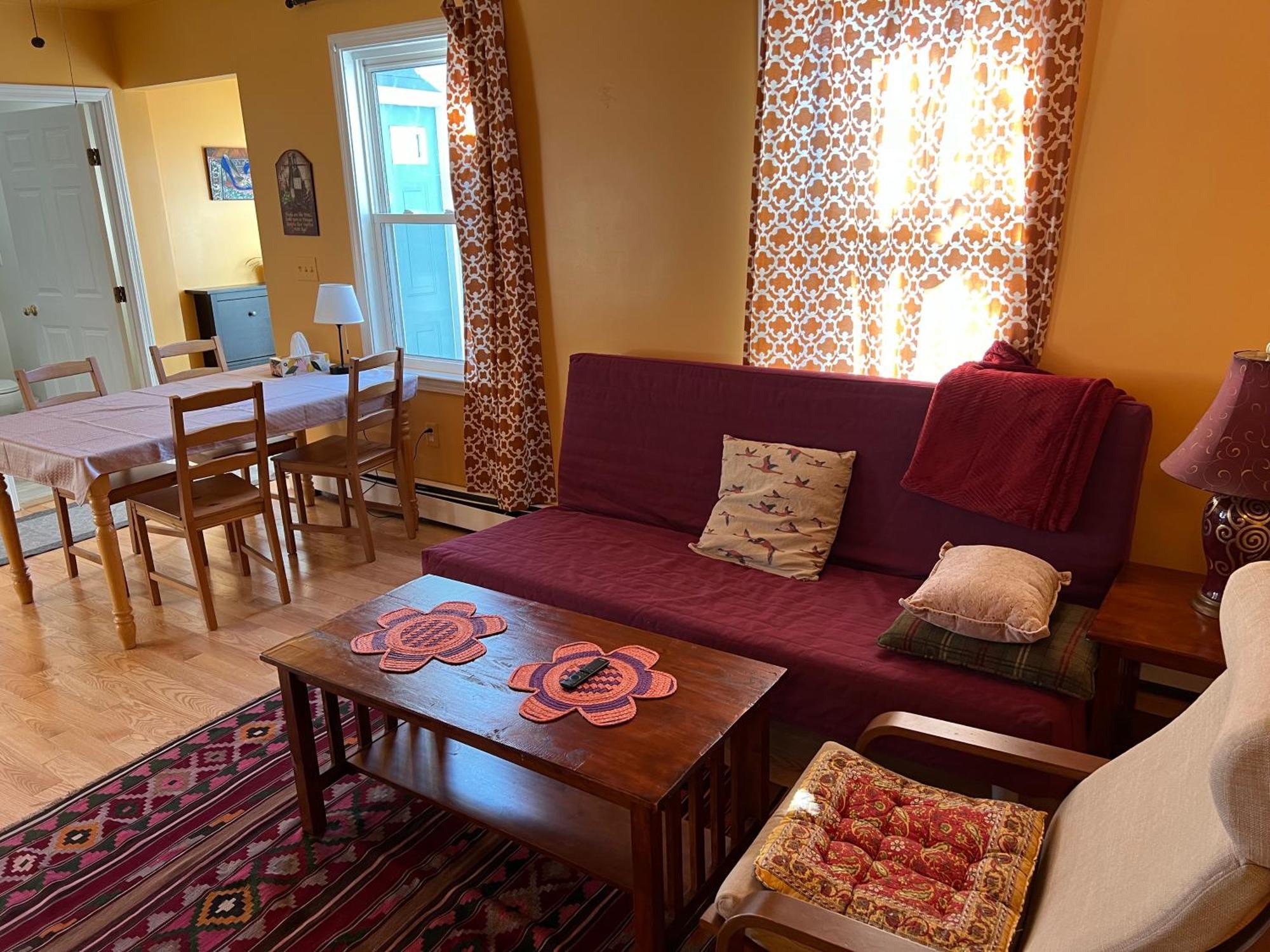 Beautiful Townhouse 2 Br's, 2 Bath's Apartment *