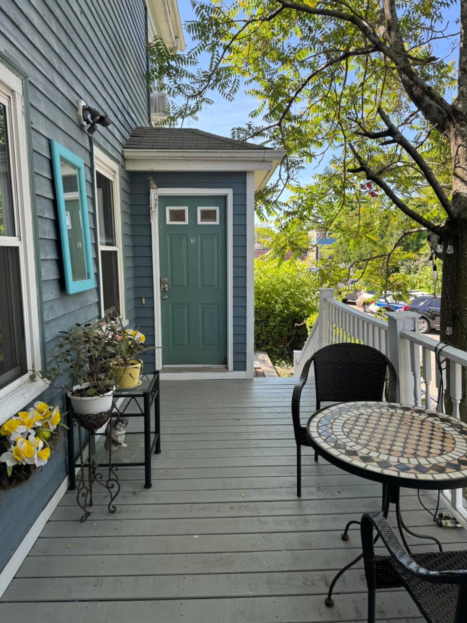 Beautiful Townhouse 2 Br's, 2 Bath's Apartment *